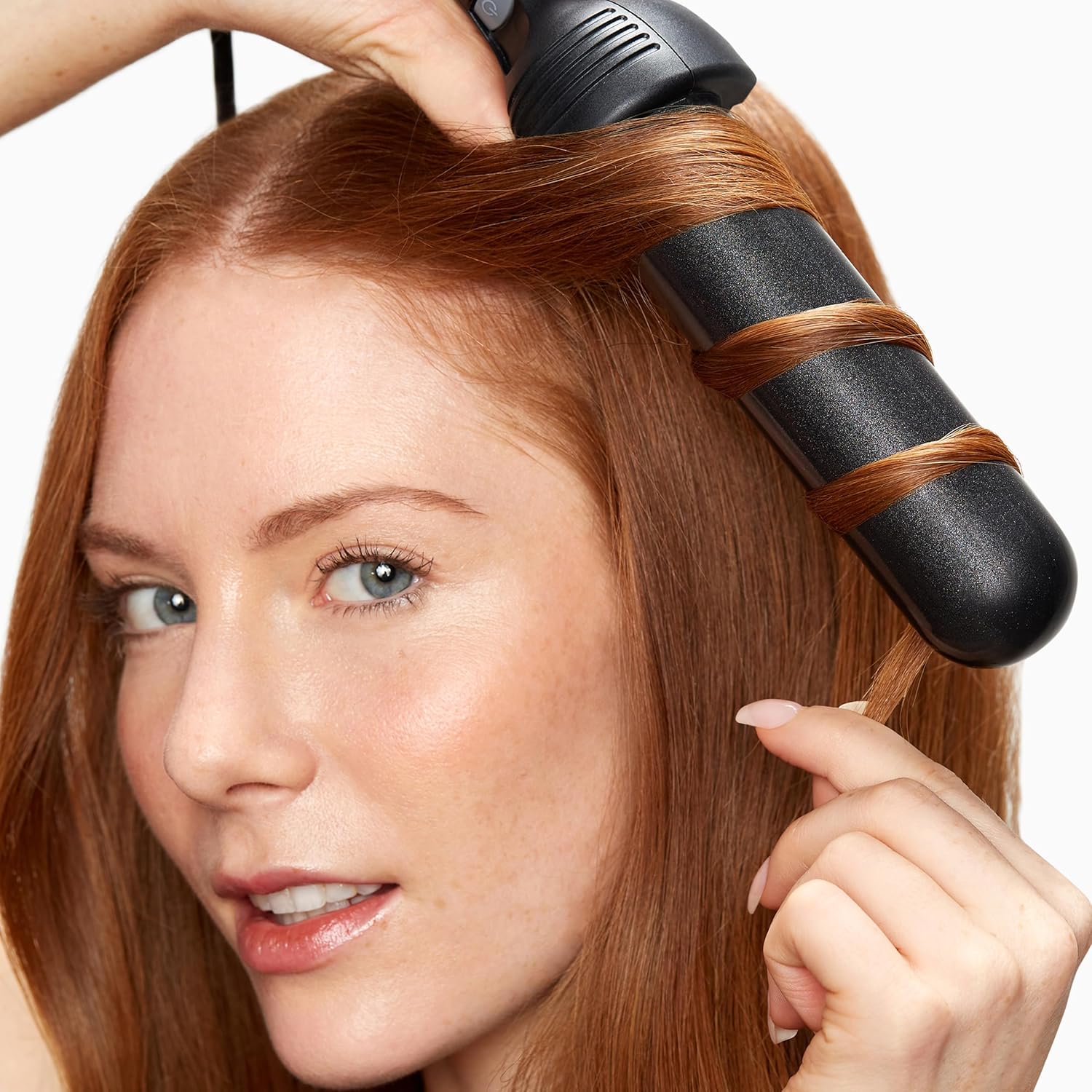 Dieses Welleneisen bringt das Haar-Styling auf ein ganz neues Level und sorgt für gesünderes, kräftigeres und glänzenderes Haar und einen langanhaltenden Style. Mit seinem Stab mit einem Durchmesser von 14 cm schafft er natürlich aussehende, lockere, perfekte Wellen